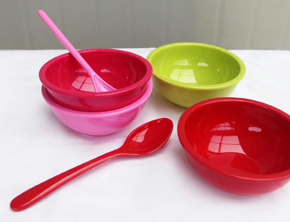 So sánh bộ đồ ăn Melamine và bộ đồ ăn bằng nhựa thông thường